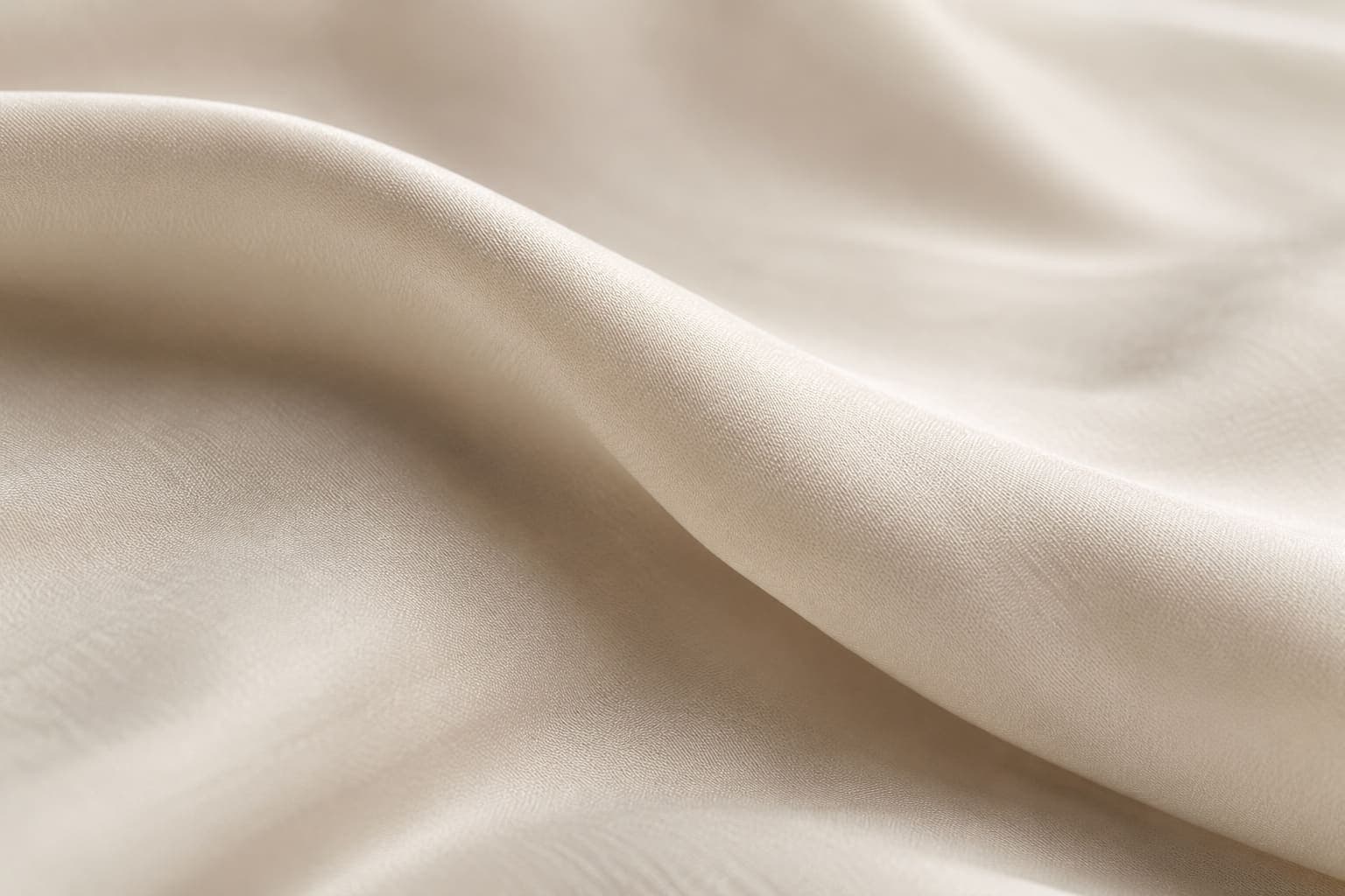 Dobra de seda em tom creme